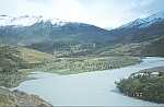 Lago Paine set ovenfra den forblæste sti på bjergsiden ned mod søen