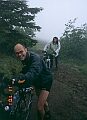 Hollænderen Mihuel og Flemming på vej op gennem tåge og regn mod toppen af Puy de Dôme